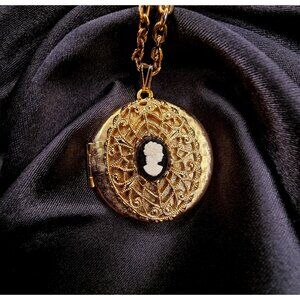 Vintage Rare Find Locket Pendant Gold Tone Black White Cameo Necklace